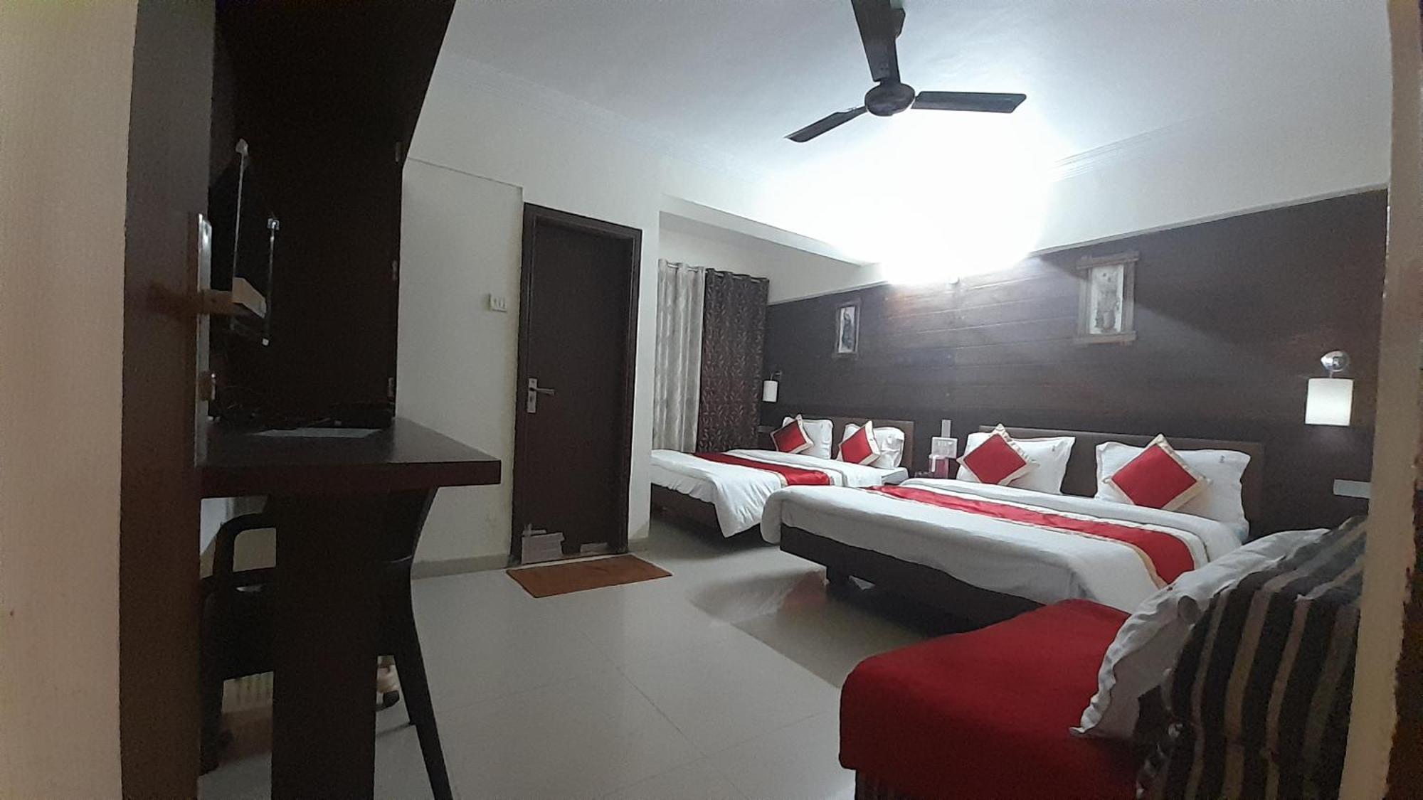 Hotel S K Palace Mahabaleshwar Exterior photo